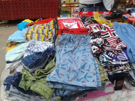 Bazar in Kerman: Als Markenfetischist kann ich hier beweisen-   Die Vereinigung der Marken Adidas und Puma ist voll in die Hose gegangen!