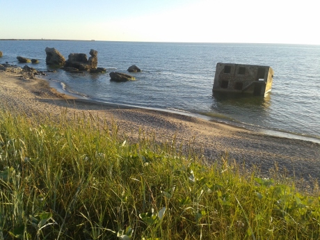 Sowjetische Bunker kippen langsam ins Meer